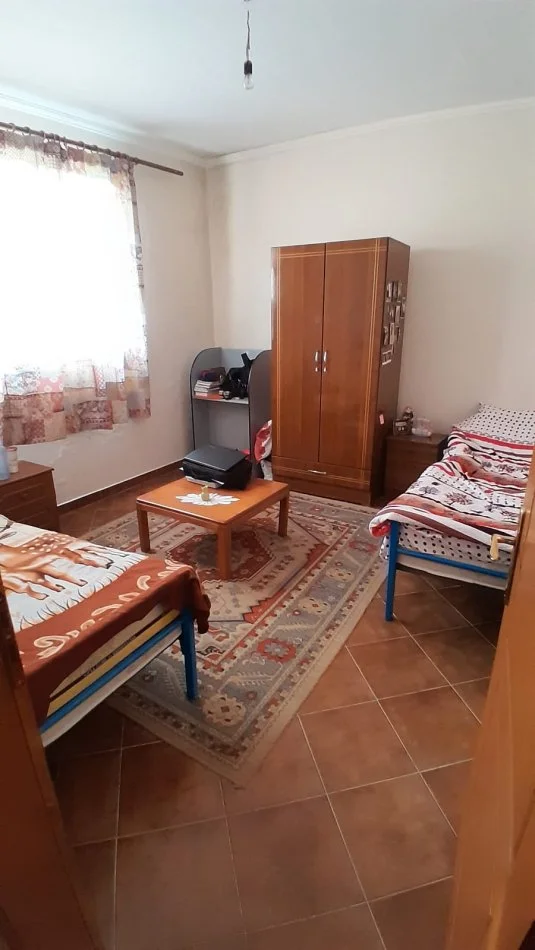 Tirane, Kati i pare i nje vile private me qira, 1+1, 60m2, 30 000 ALL ( Qytet Studenti)