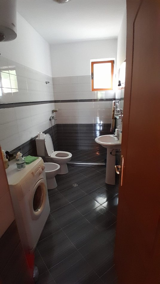 Tirane, Kati i pare i nje vile private me qira, 1+1, 60m2, 30 000 ALL ( Qytet Studenti)