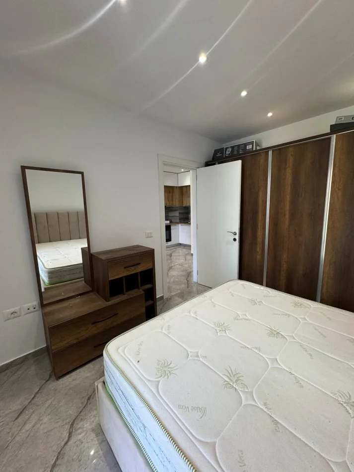 Tirane, jepet me qera apartament 1+1 Kati 2, 64 m² 500 € (Oxhaku)