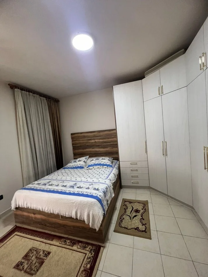 Tirane, jepet me qera apartament 1+1 Kati 5, 70 m² 550 € (KOMUNA E PARISIT)