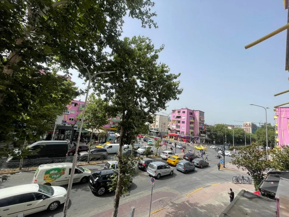 Tirane, jepet me qera dyqan Kati 0, 35 m² 2.400 € (rruga kavajes)
