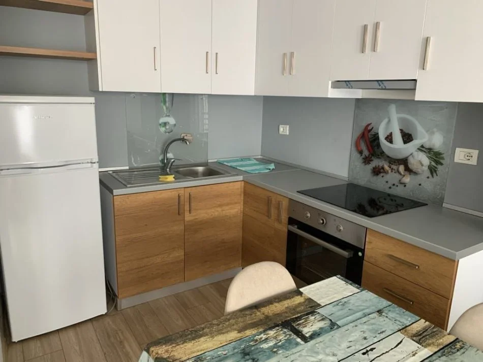 Tirane, jepet me qera apartament 1+1+Ballkon Kati 3, 65 m² 600 € (Komuna Pariist)