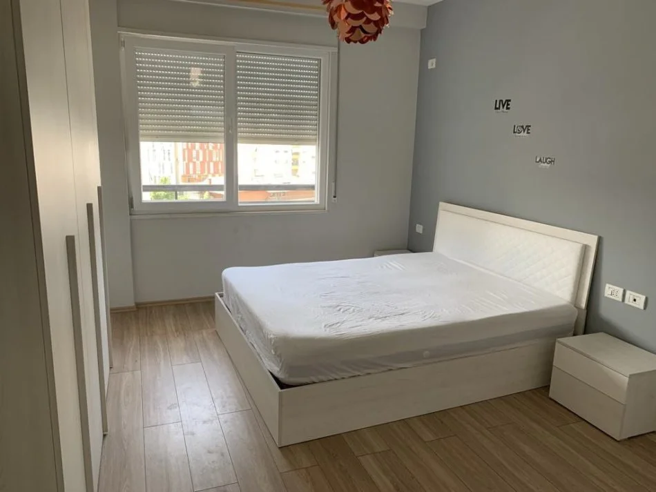 Tirane, jepet me qera apartament 1+1+Ballkon Kati 3, 65 m² 600 € (Komuna Pariist)