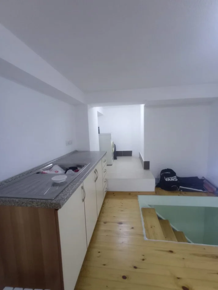 Tirane, shitet ambjent biznesi Kati 0, 42 m² 70.000 € (Loni Ligori)