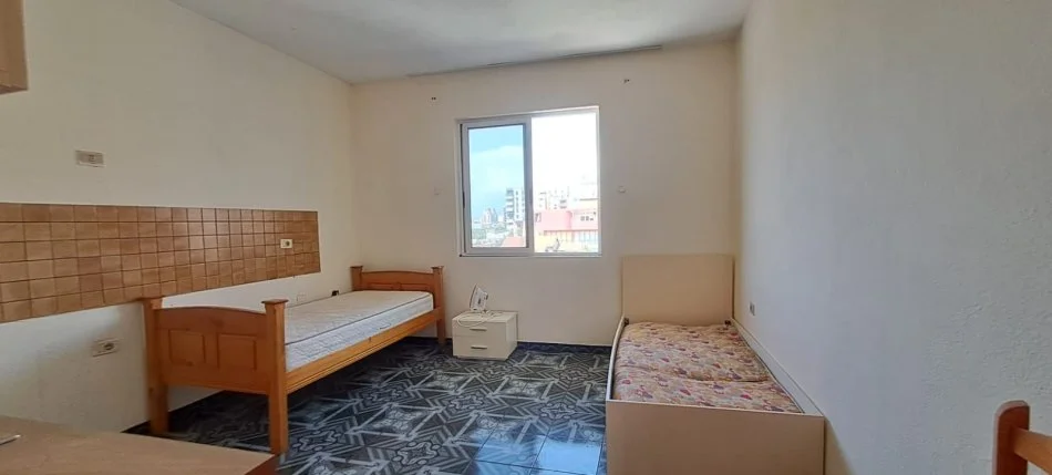 Tirane, jepet me qera apartament 2+1+Ballkon Kati 4, 50 m² 400 € (astir)