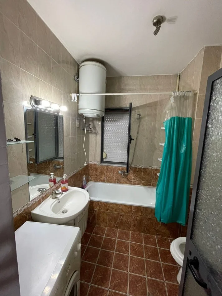 SHITET, APARTAMENT 2+1, ISH PARKU I AUTOBUZAVE, TIRANË, 170,000 EURO