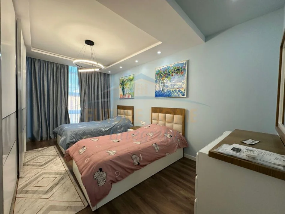 Tirane, jepet me qera apartament 2+1 Kati 5, 110 m² 700 € (Laprake)