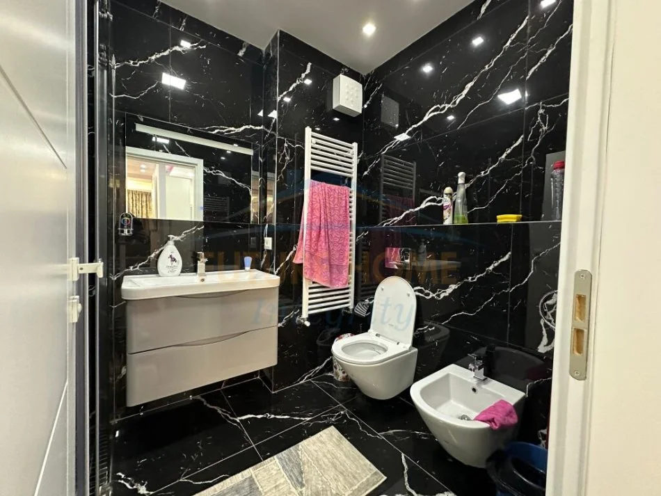 Tirane, jepet me qera apartament 2+1 Kati 5, 110 m² 700 € (Laprake)