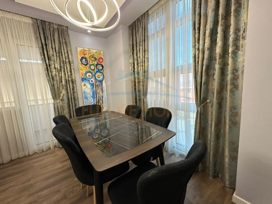 Tirane, jepet me qera apartament 2+1 Kati 5, 110 m² 700 € (Laprake)