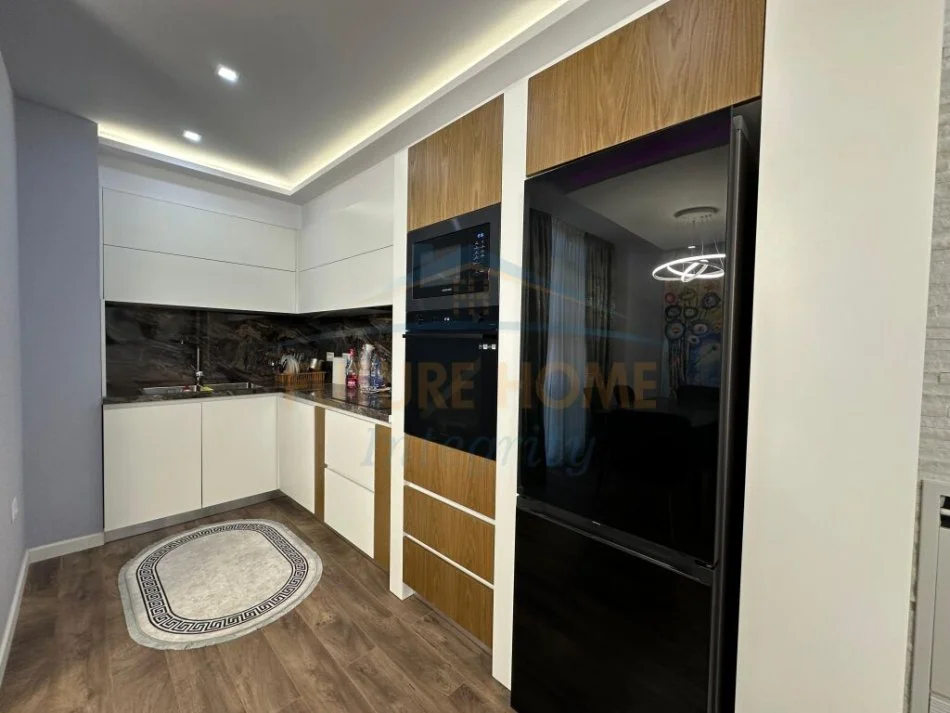 Tirane, jepet me qera apartament 2+1 Kati 5, 110 m² 700 € (Laprake)