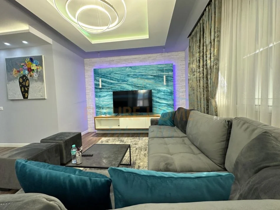 Tirane, jepet me qera apartament 2+1 Kati 5, 110 m² 700 € (Laprake)