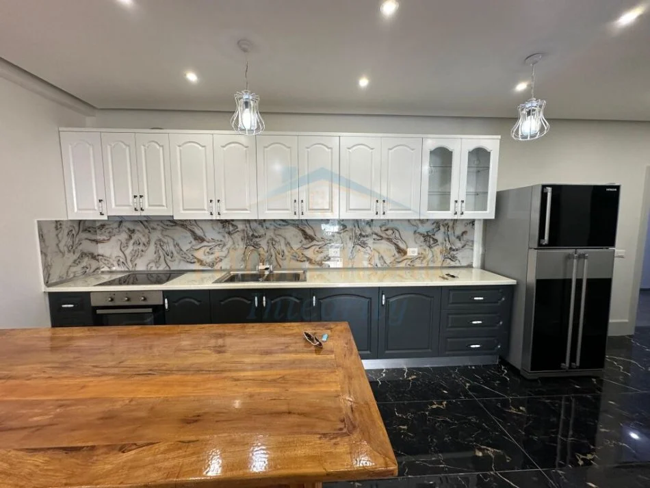 Tirane, jepet me qera apartament 1+1 Kati 2, 75 m² 600 € (Fusha e Aviacinit)