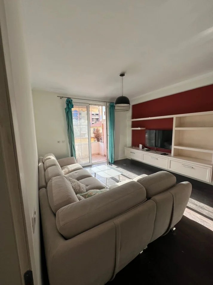 Tirane, jepet me qera apartament 2+1+Ballkon Kati 2, 103 m² 600 € (Komuna e Parisit)