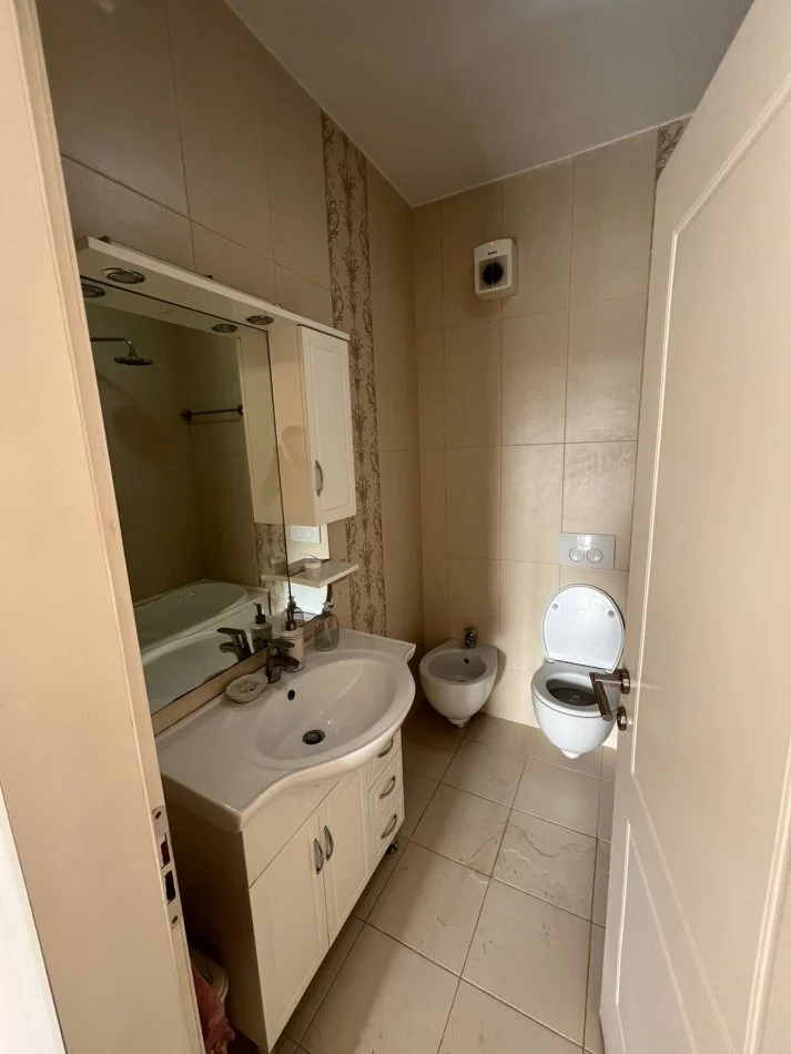 Tirane, jepet me qera apartament 2+1+Ballkon Kati 2, 103 m² 600 € (Komuna e Parisit)