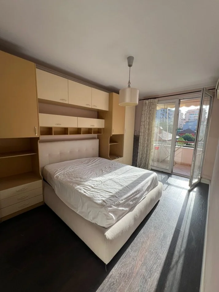 Tirane, jepet me qera apartament 2+1+Ballkon Kati 2, 103 m² 600 € (Komuna e Parisit)