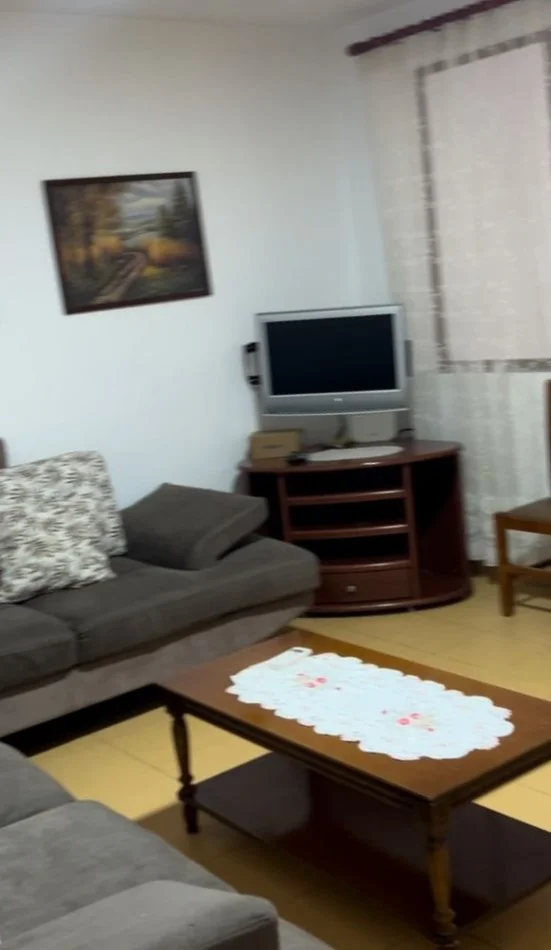 Tirane, jepet me qera apartament 1+1+Ballkon Kati 5, 75 m² 300 € (xhamlliku)