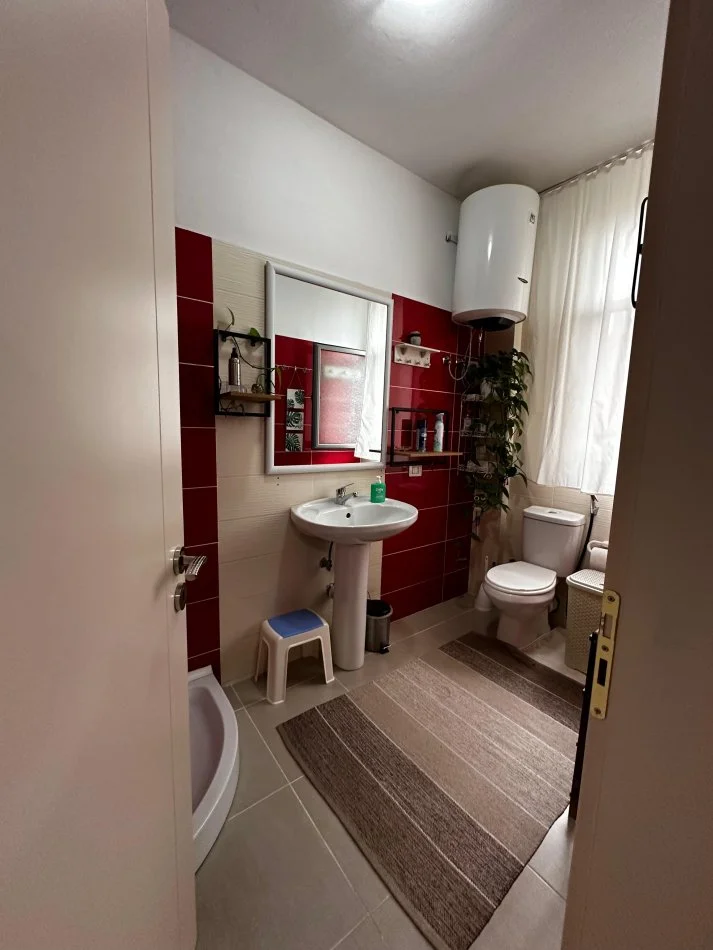 Tirane, jap me qera apartament 2+1 Kati 2, 96 m² 800 € (Liqeni i Thate)