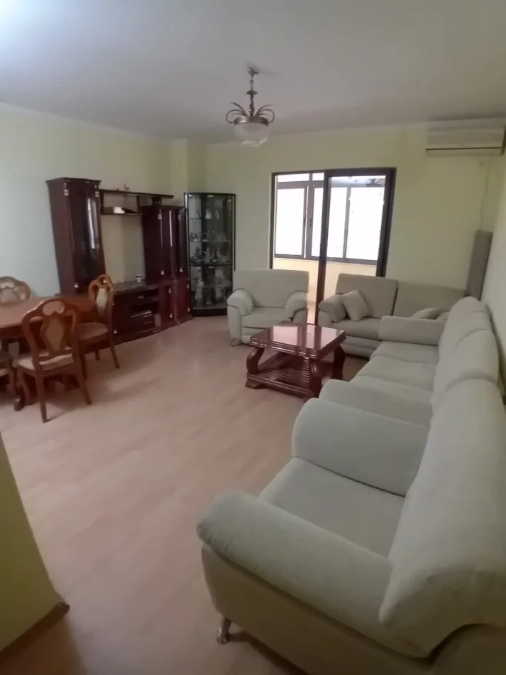 Tirane, Apartament 1+1 me qira, 76 m2, kati i 2-te, Komuna e Parisit 40 000 ALL