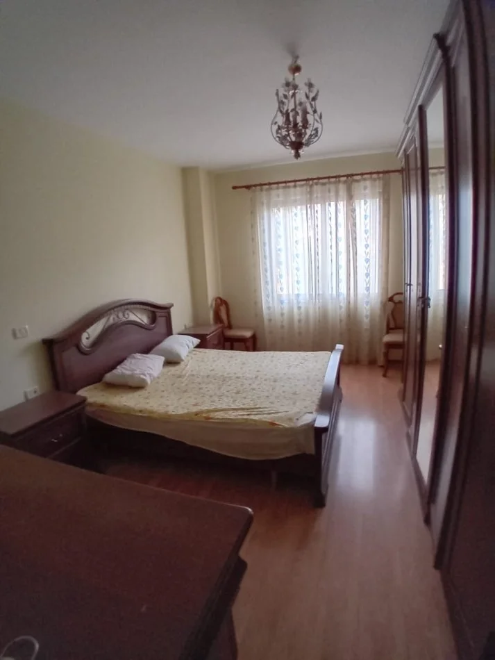 Tirane, Apartament 1+1 me qira, 76 m2, kati i 2-te, Komuna e Parisit 40 000 ALL