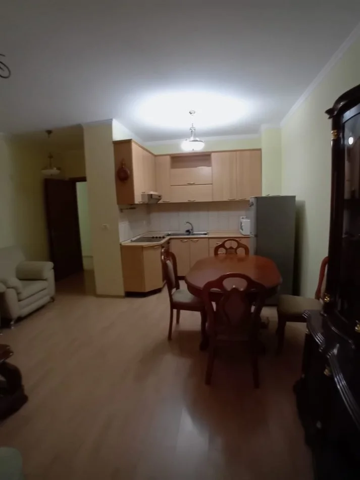 Tirane, Apartament 1+1 me qira, 76 m2, kati i 2-te, Komuna e Parisit 40 000 ALL