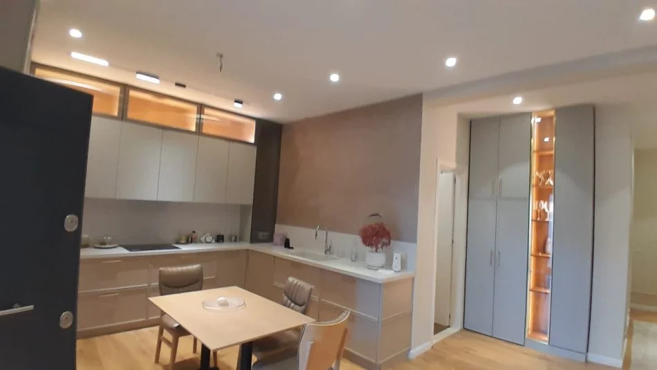 Tirane, Apartament 3+1 per shitje  Kati 1, 180 m² 259.000 € (Bill Klinton)