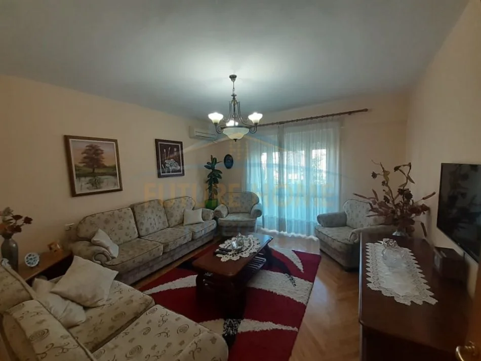 Tirane, jepet me qera apartament 2+1 Kati 3, 70 m² 500 € (Pazari i Ri)