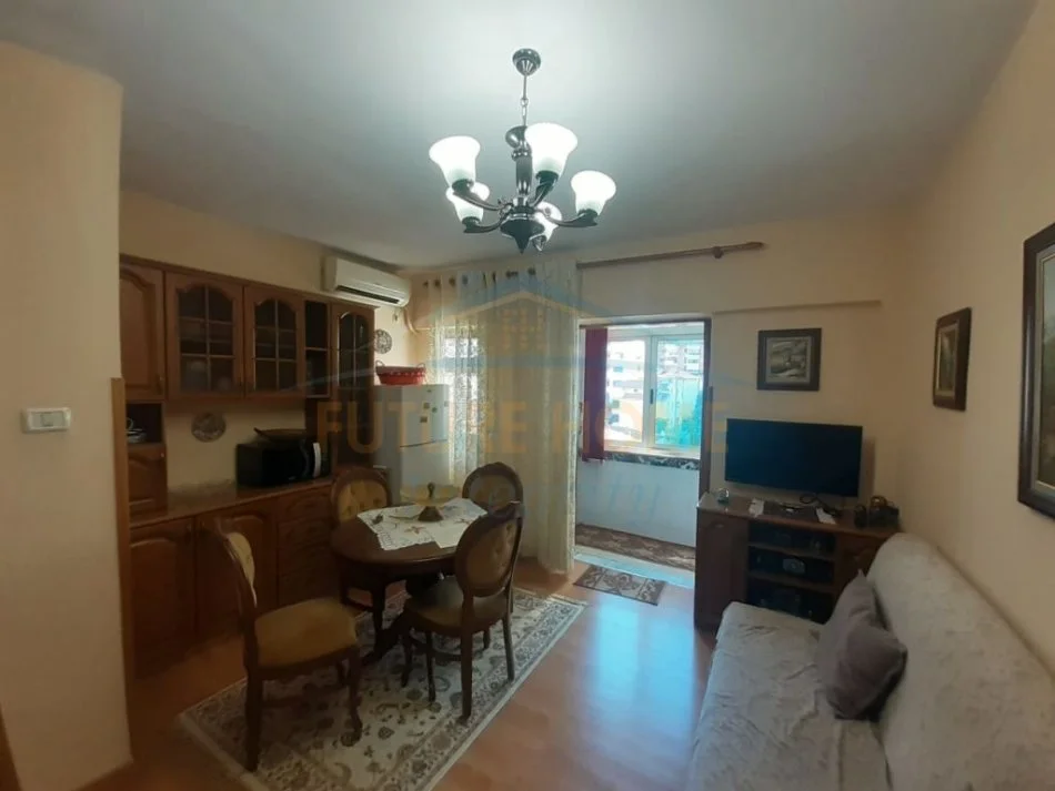 Tirane, jepet me qera apartament 2+1 Kati 3, 70 m² 500 € (Pazari i Ri)