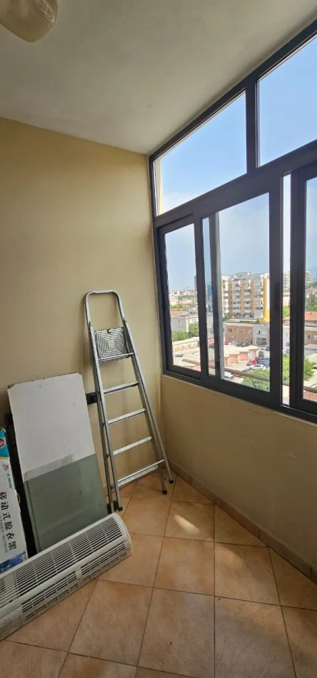 Jepet me Qira Apartament 2+1+2  tek Komuna e Parisit 600 €!