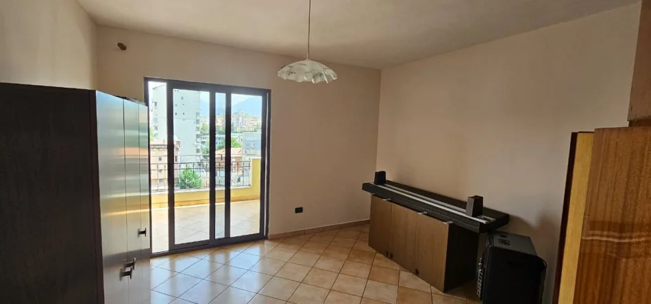 Jepet me Qira Apartament 2+1+2  tek Komuna e Parisit 600 €!