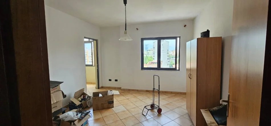 Jepet me Qira Apartament 2+1+2  tek Komuna e Parisit 600 €!
