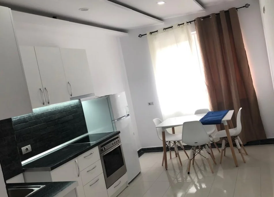 Tirane, jepet me qera apartament 2+1+Ballkon Kati 3, 75 m² 500 € (brryli)