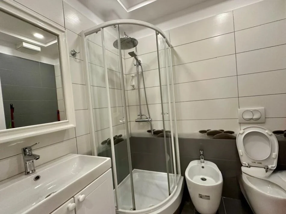 Tirane, jepet me qera apartament 1+1 Kati 8, 62 m² 800 € (rruga e Kavajes)