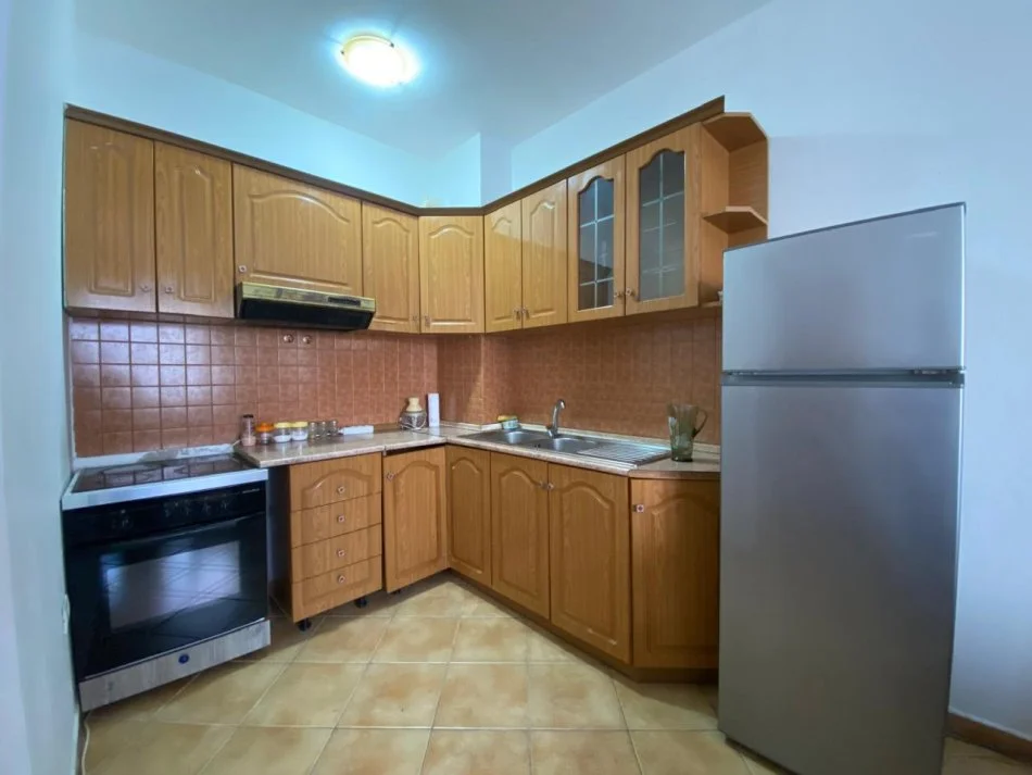 Tirane, jepet me qera apartament 1+1+Ballkon Kati 3, 67 m² 450 € (Kompleksi Dinamo)