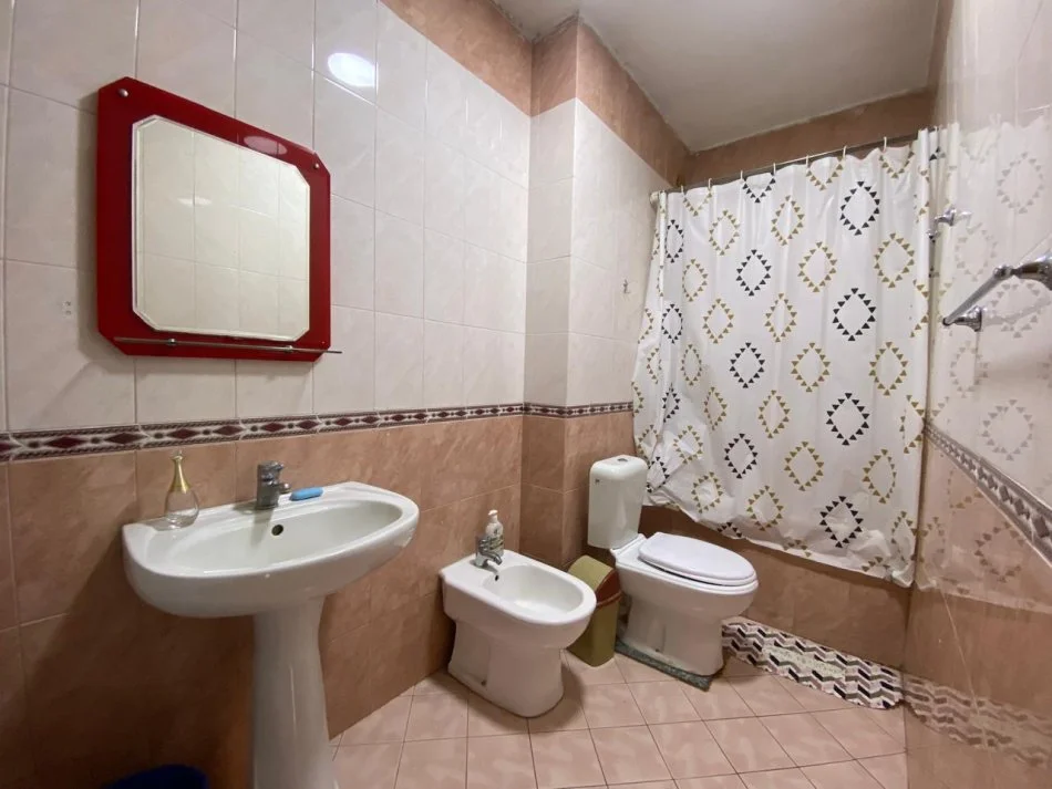 Tirane, jepet me qera apartament 1+1+Ballkon Kati 3, 67 m² 450 € (Kompleksi Dinamo)