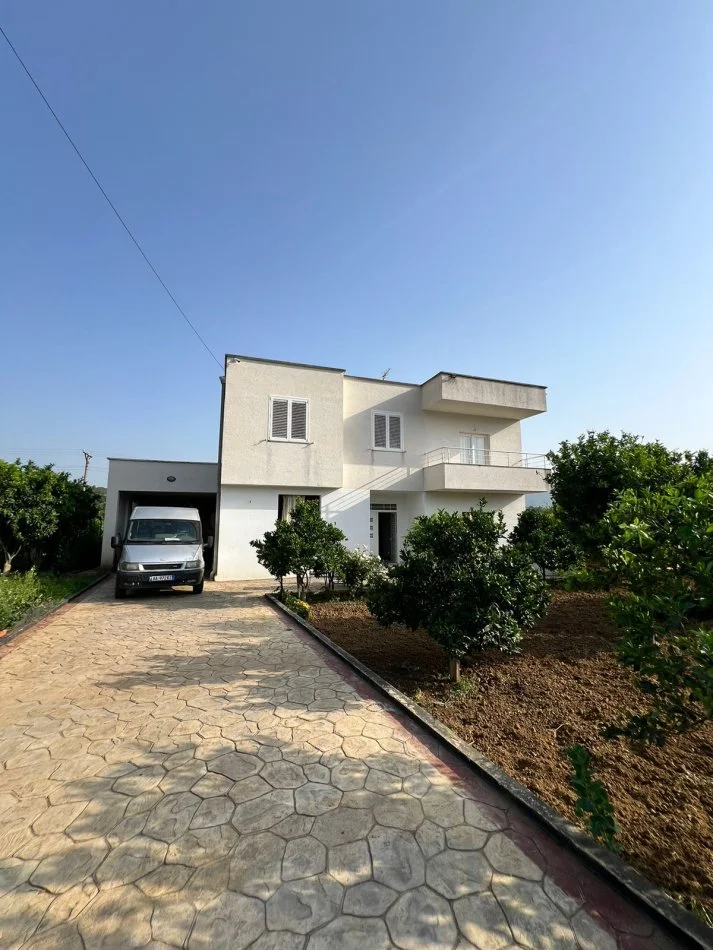 Tirane, jepet me qera shtepi 2 Katshe Kati 2, 3.100 m² 2.500 € (Lundër)