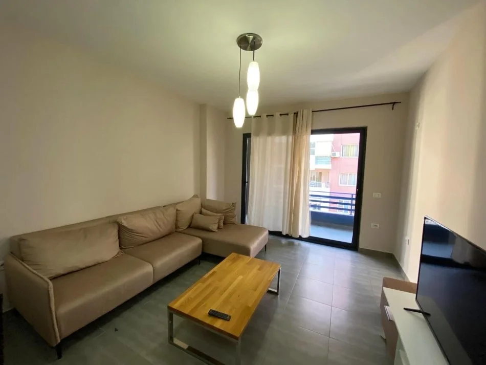 Tirane, jepet me qera apartament 2+1+Ballkon Kati 5, 100 m² 450 € (Yzberisht)