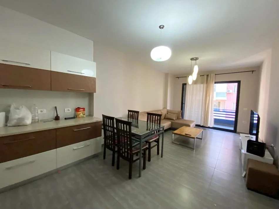 Tirane, jepet me qera apartament 2+1+Ballkon Kati 5, 100 m² 450 € (Yzberisht)