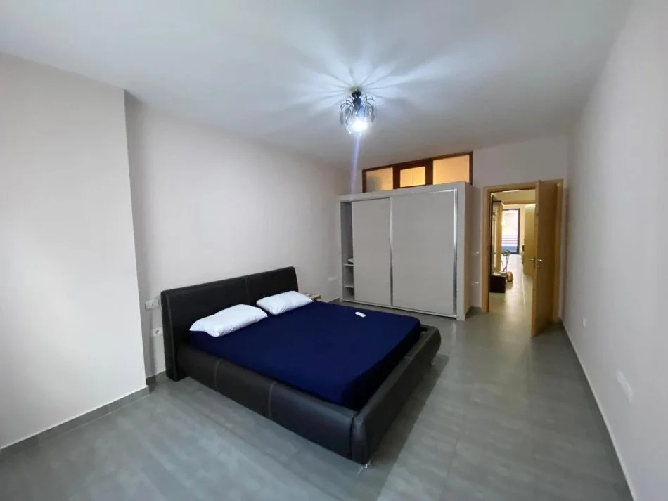 Tirane, jepet me qera apartament 2+1+Ballkon Kati 5, 100 m² 450 € (Yzberisht)