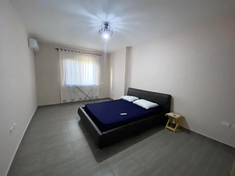 Tirane, jepet me qera apartament 2+1+Ballkon Kati 5, 100 m² 450 € (Yzberisht)