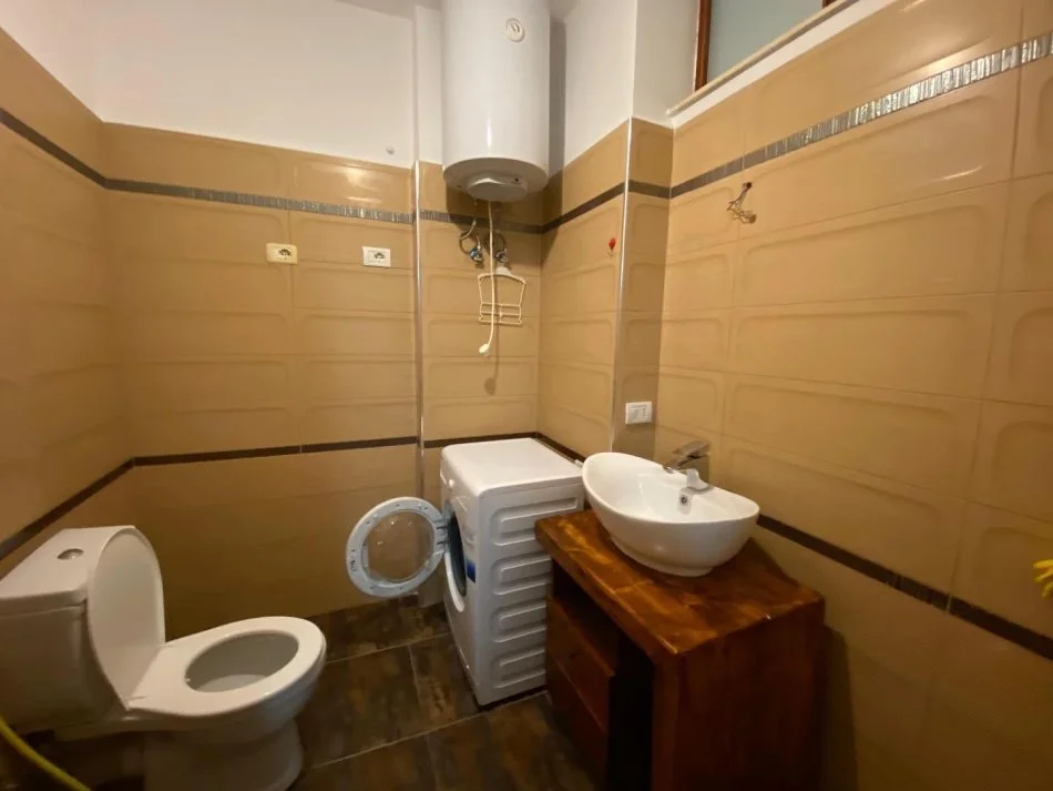 Tirane, jepet me qera apartament 2+1+Ballkon Kati 5, 100 m² 450 € (Yzberisht)