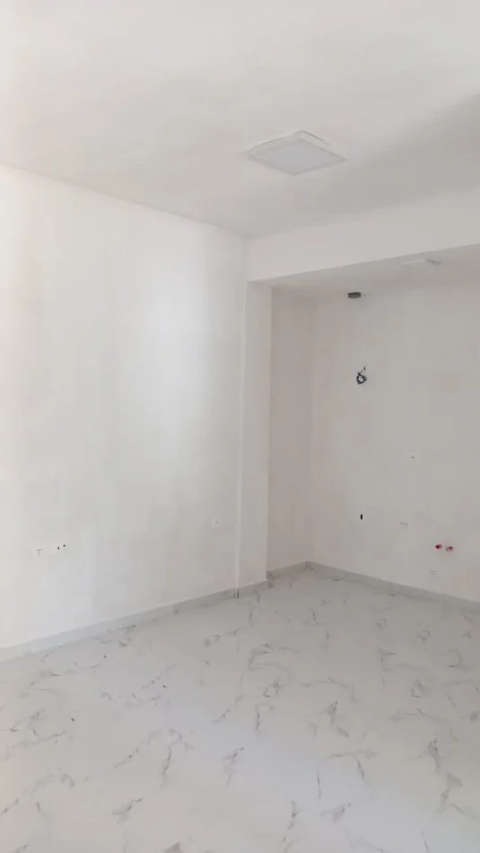 Tirane, jepet me qera zyre Kati 1, 35 m² 450 € (Rr. Ibrahim Rugova)