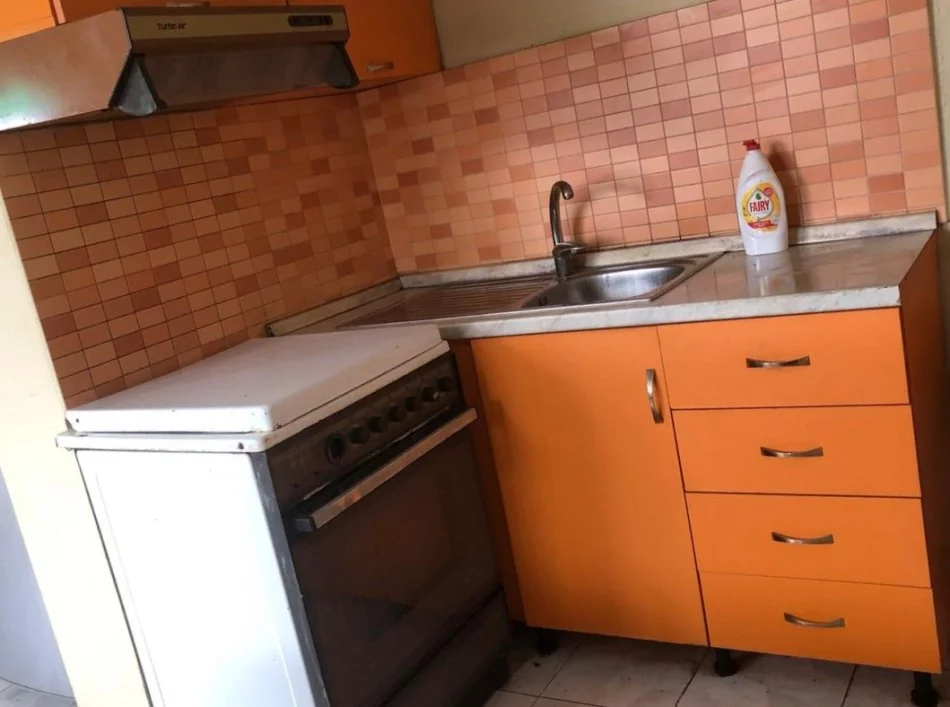 Tirane, jepet me qera apartament 1+1+Ballkon Kati 3, 60 m² 250 € (spitali QSUT)