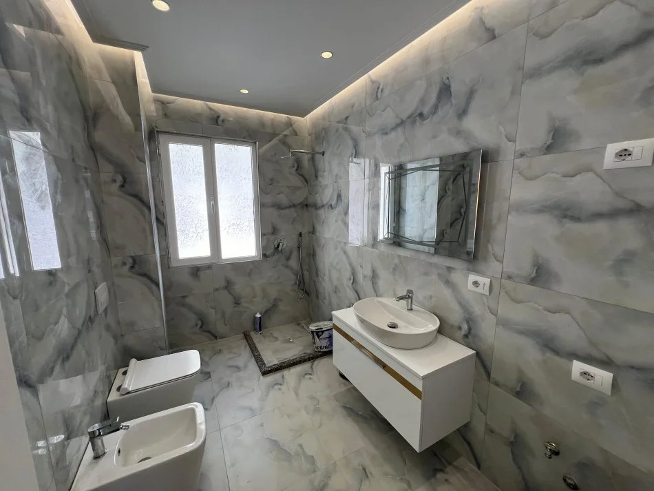 Tirane, shes apartament 3+1+Ballkon Kati 3, 145 m² 230.000 € (KOPSHTI ZOOLOGJIK)