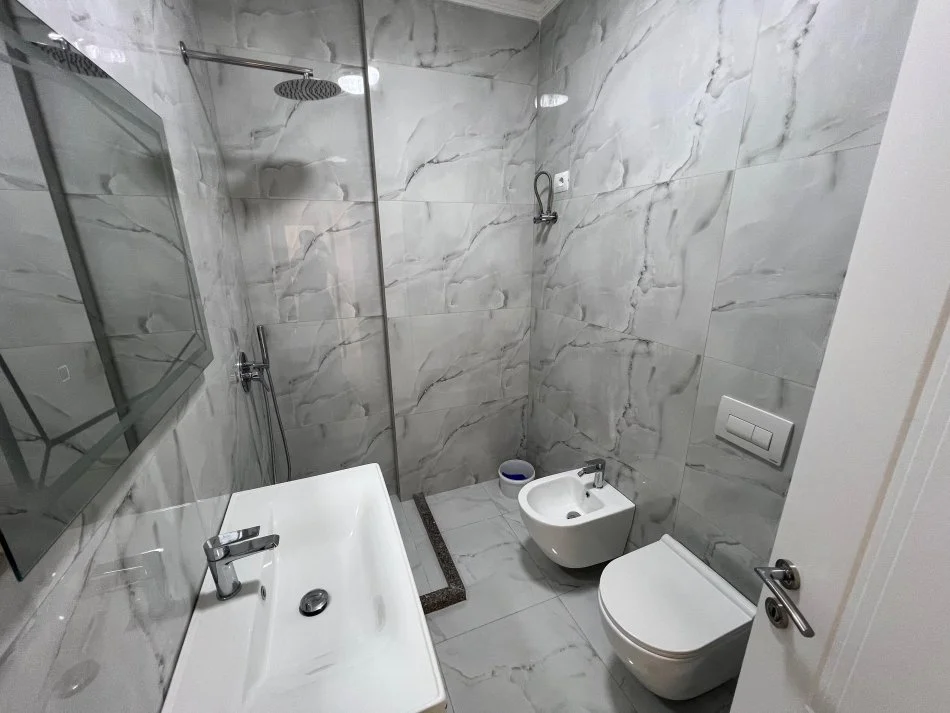 Tirane, shes apartament 3+1+Ballkon Kati 3, 145 m² 230.000 € (KOPSHTI ZOOLOGJIK)