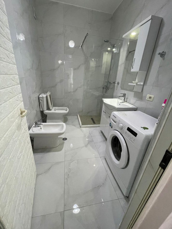 Tirane, jepet me qera apartament 1+1 Kati 4, 65 m² 500 € (Liqeni Thate)
