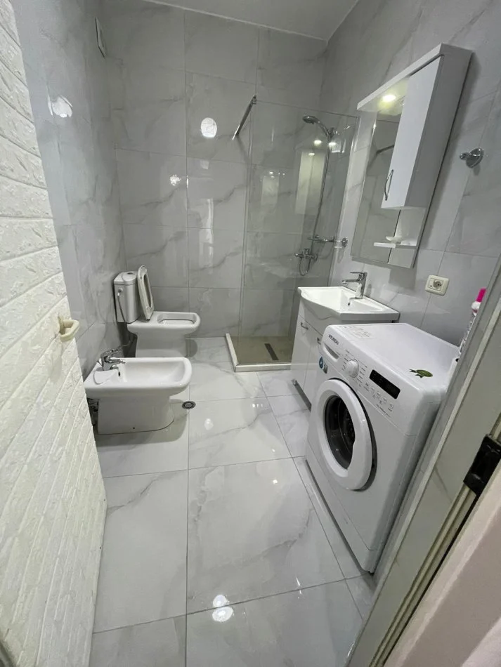 Tirane, jepet me qera apartament 1+1 Kati 4, 65 m² 500 € (Liqeni Thate)