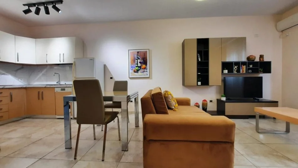 Apartament 1+1 me qira tek Kopshti Botanik 600 €!