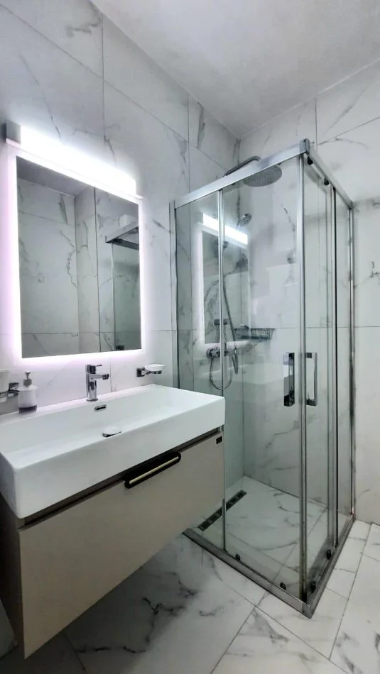 Apartament 1+1 me qira tek Kopshti Botanik 600 €!