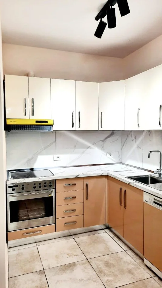 Apartament 1+1 me qira tek Kopshti Botanik 600 €!