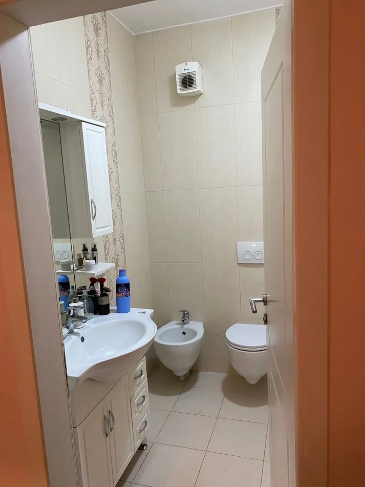 Tirane, jepet me qera apartament 2+1 Kati 2, 115 m² 700 € (Komuna Parisit)